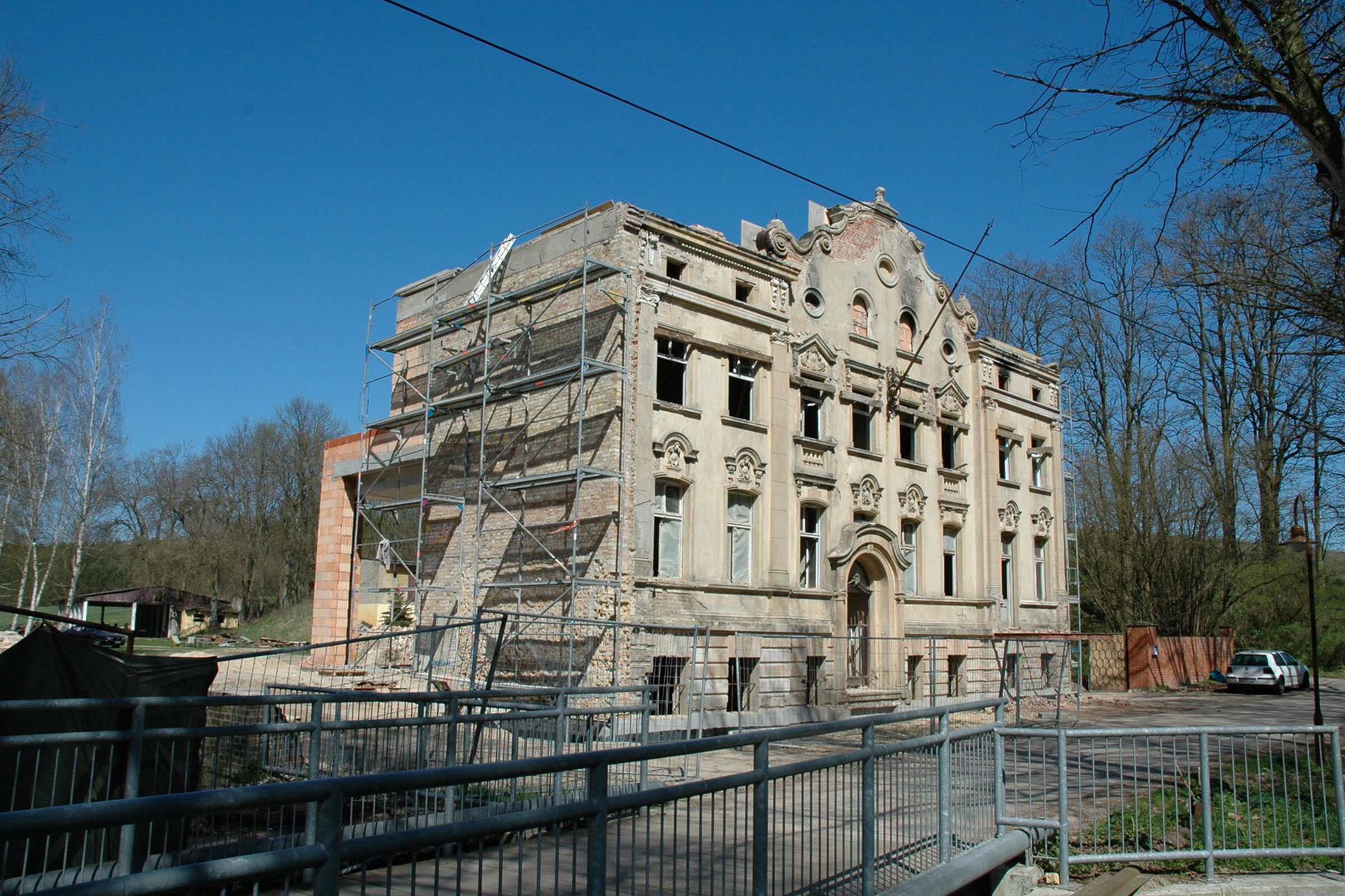 Gebäude mit Gerüst für Sanierungsarbeiten