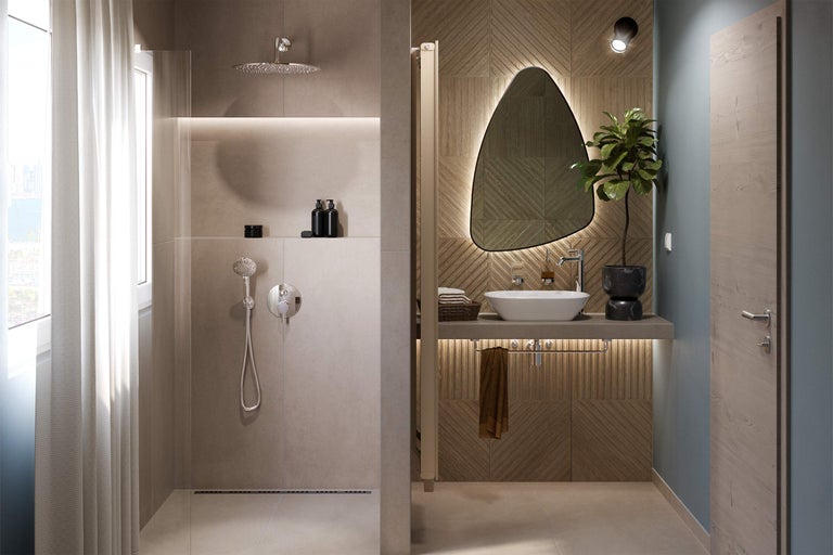 Salle de bain avec douche, lavabo, miroir et éléments en bois