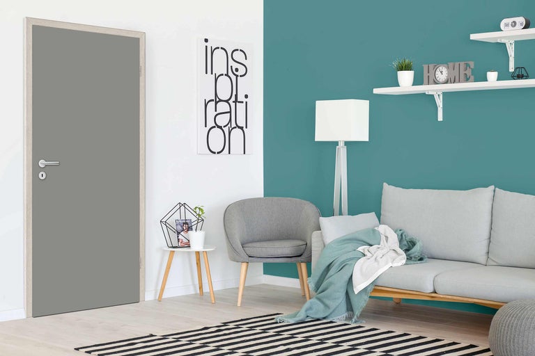 Wohnzimmer mit Innentür, Sofa und Dekoration