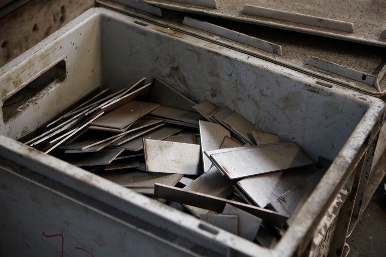 Conteneur rempli de plaques métalliques