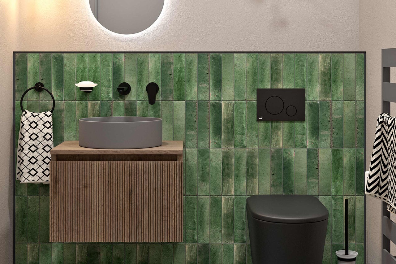 Modernes Badezimmer mit Waschtisch, Toilette und grünen Fliesen