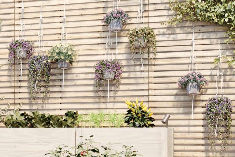Dekorative Gartenszene mit hölzerner Pflanzwand und hängenden Blumentöpfen.