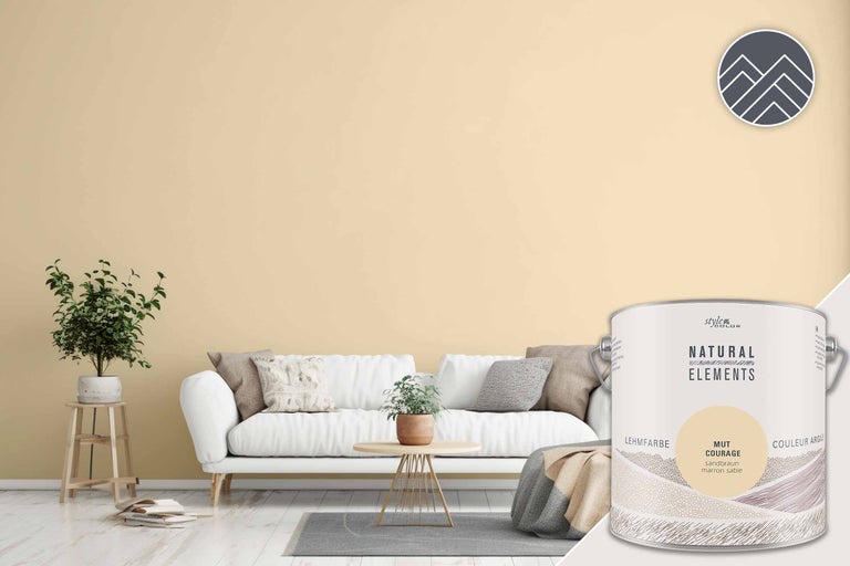 Salon avec peinture à l'argile brun sable et pot de peinture