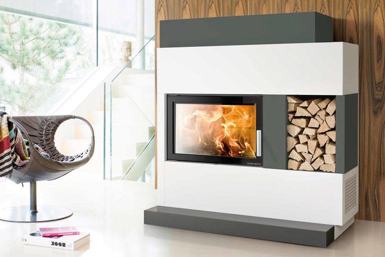Cheminéeofen mit Holzscheitfach in modernem Wohnzimmer