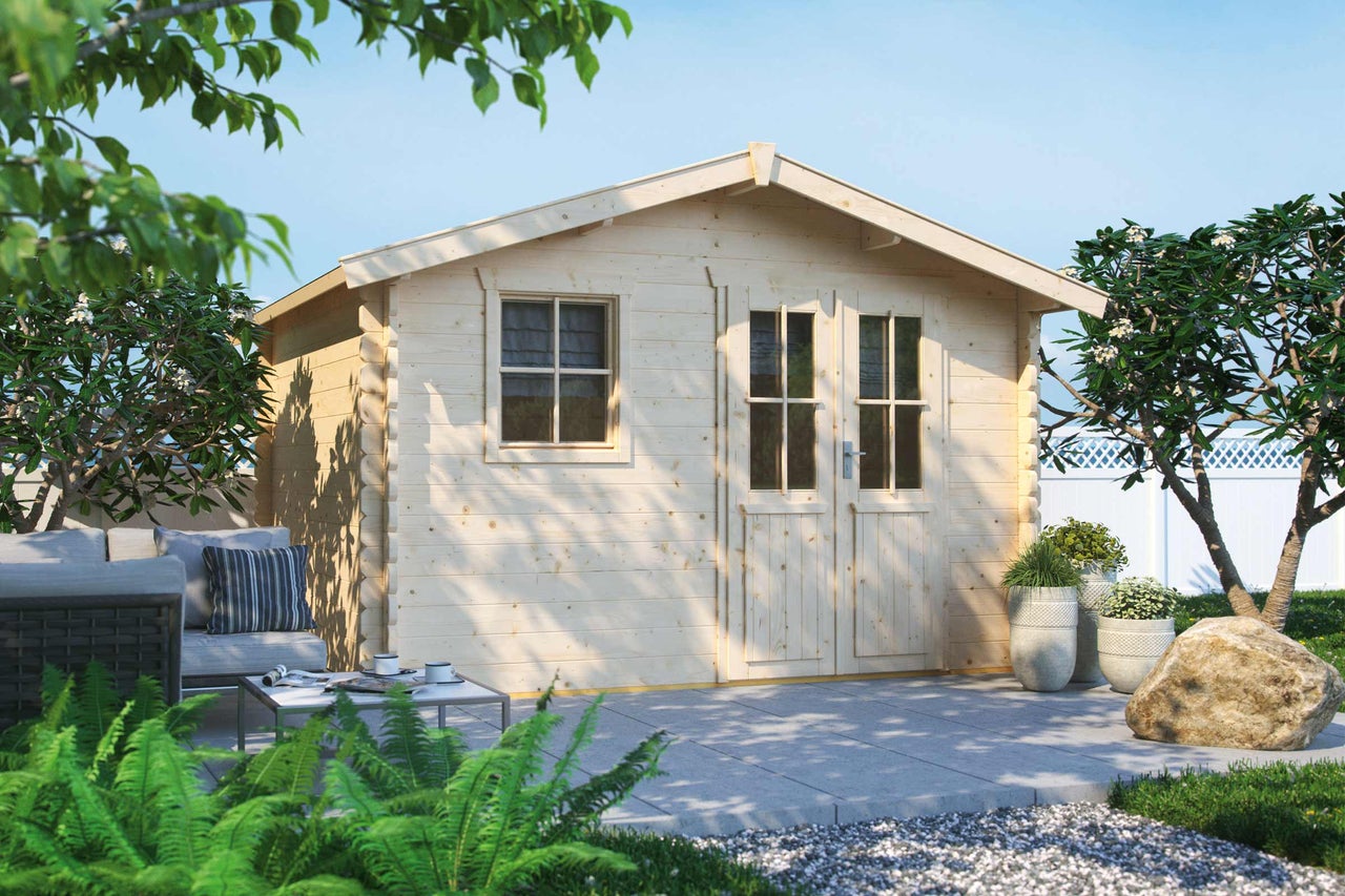 Abri de jardin en bois avec fenêtre et double porte, entouré de plantes et de mobilier de jardin