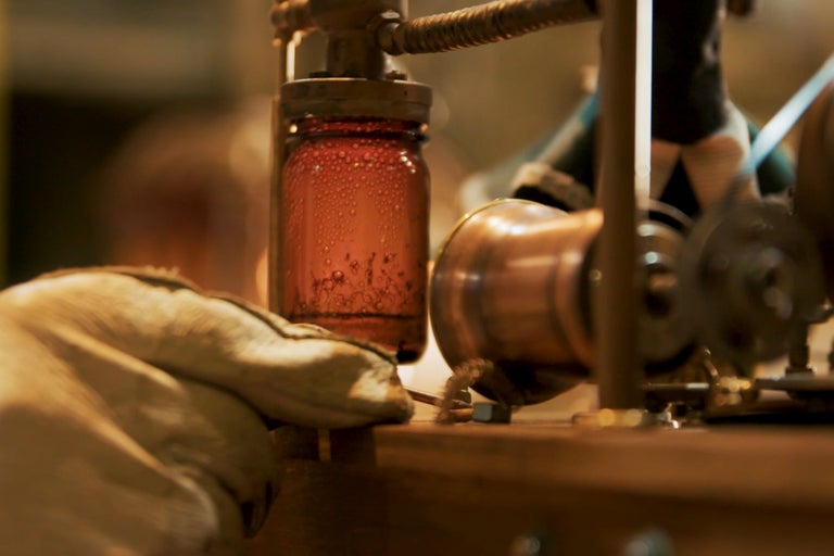 Installation avec un récipient en verre et une boule dorée