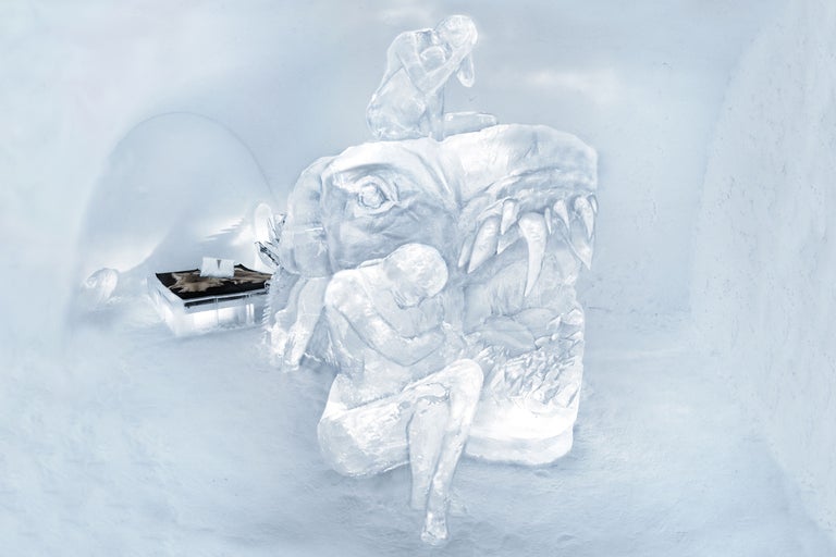 Chambre de glace avec sculpture sur glace et lit