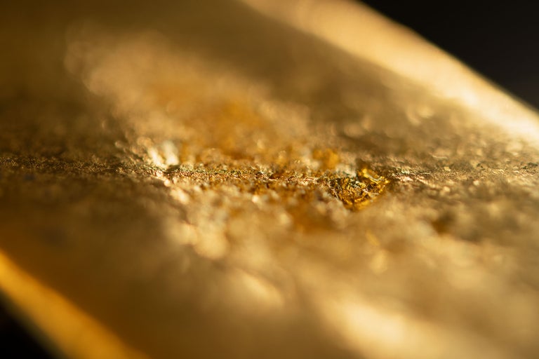 Gros plan d'une surface dorée texturée
