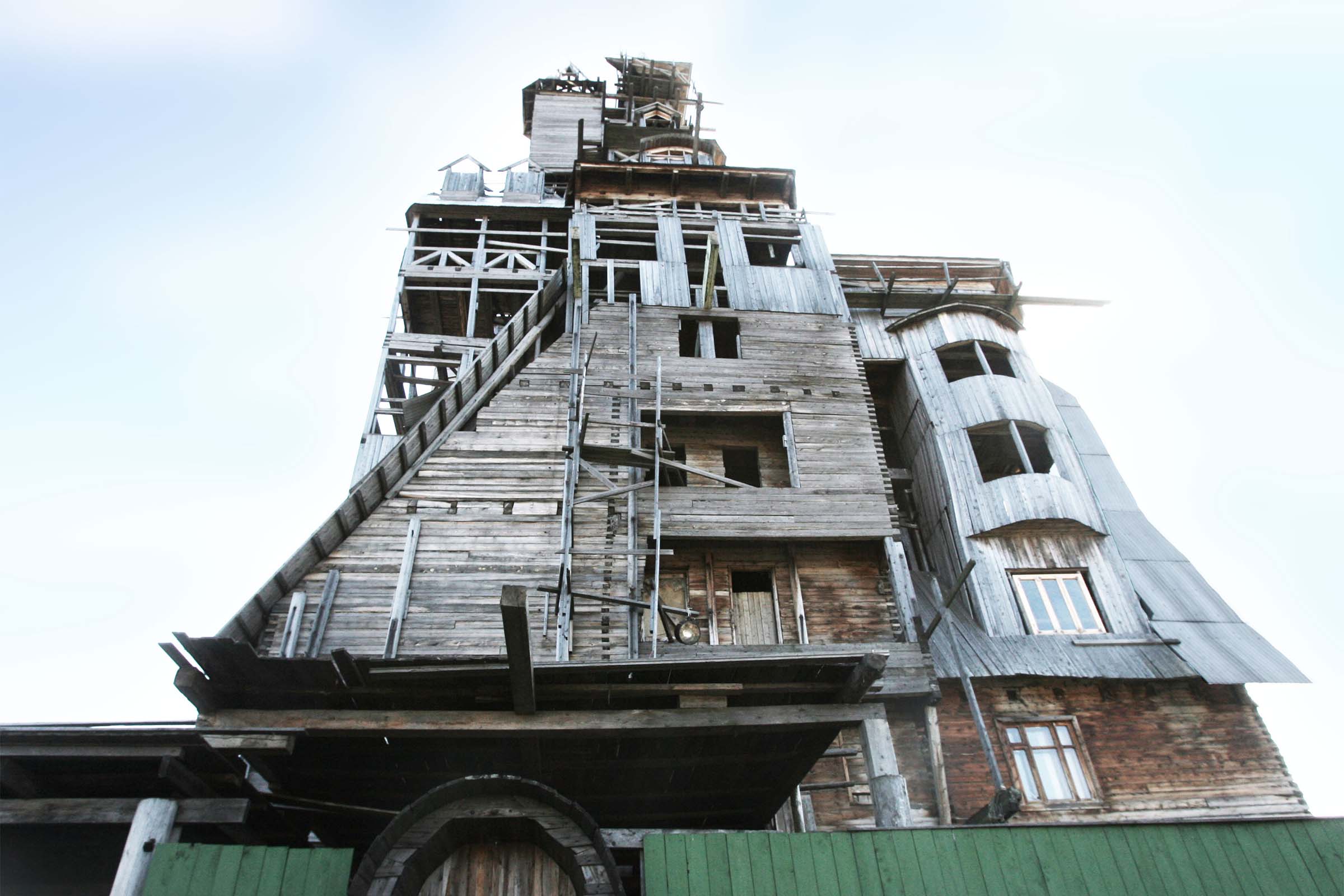 Vue d'une haute maison en bois à plusieurs étages