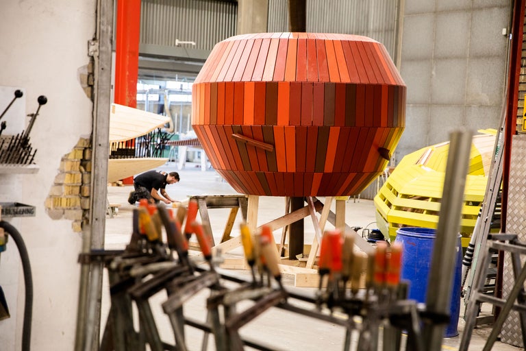 Atelier avec structure en bois, outils et artisan