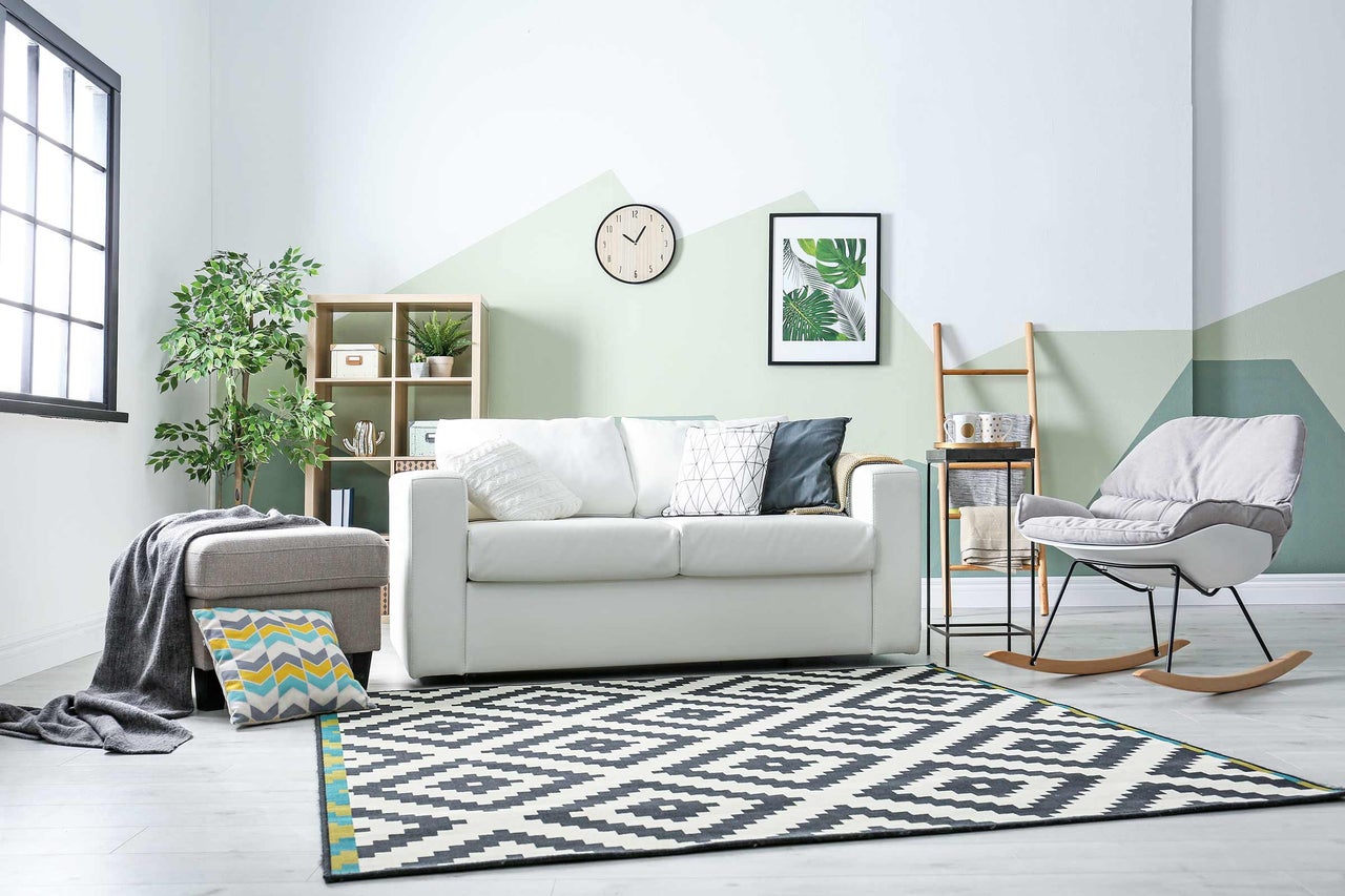 Salon avec canapé, fauteuil, tapis et décoration