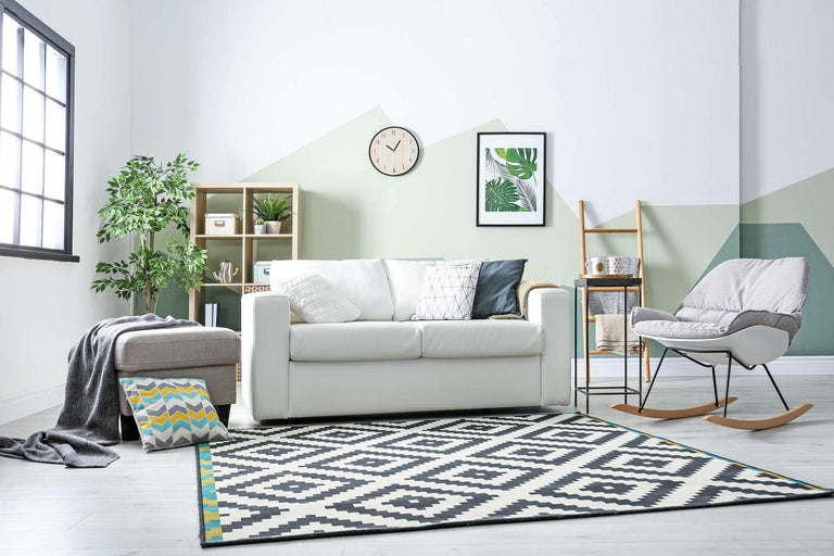 Salon avec canapé, fauteuil, tapis et décoration