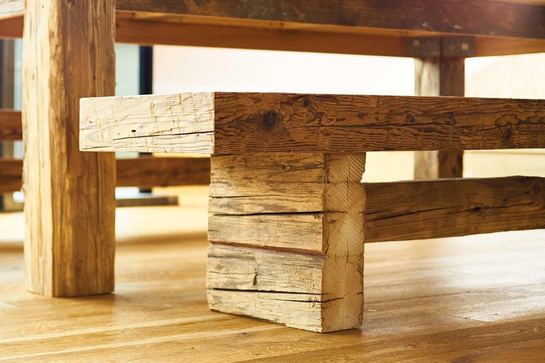 Gros plan d'une table en bois avec des pieds en bois rustiques et un plateau de table en bois massif