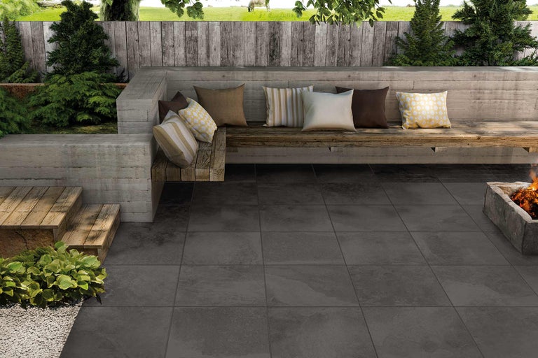 Terrasse avec des carreaux gris, un banc et un foyer