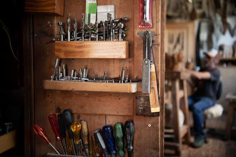 Panneau à outils avec forets, tournevis et instruments de mesure dans un atelier