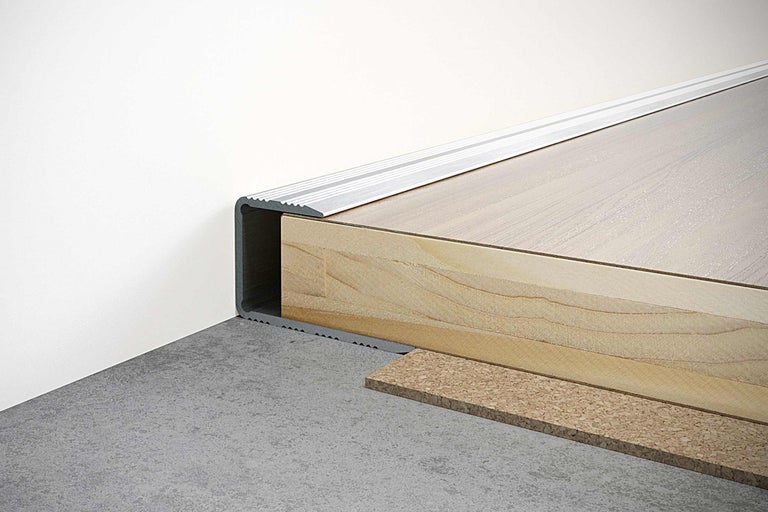 Vue détaillée d'un bord d'escalier avec profilé, marche en bois et sous-construction