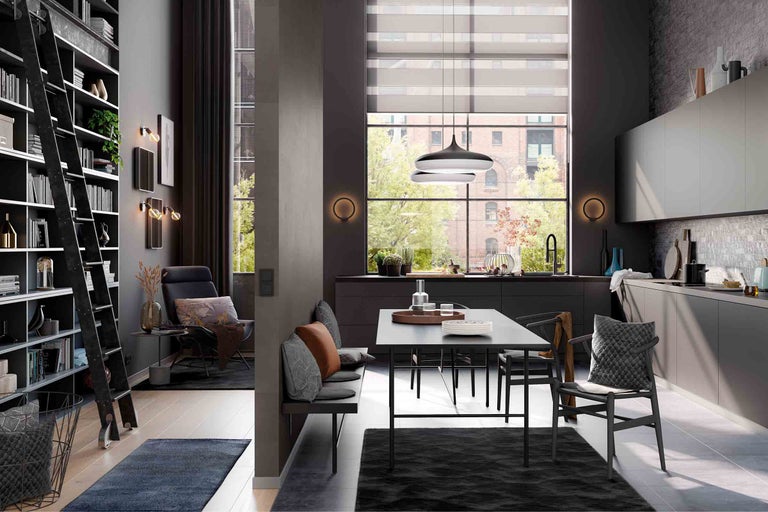 Salle à manger moderne avec table à manger, chaises, banquette, bibliothèque et fenêtre