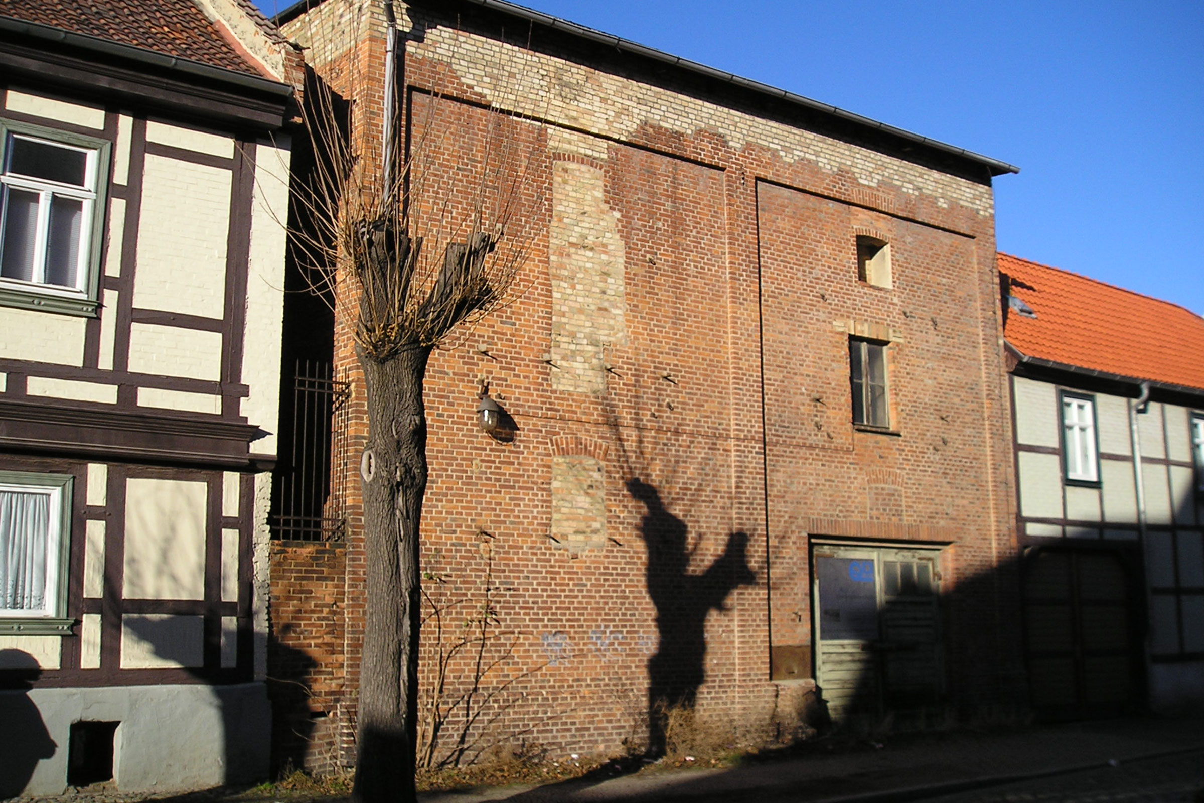 Vue de bâtiment avec façade en briques et maisons à colombages