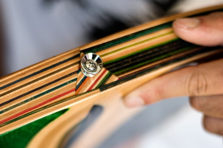 Nahaufnahme eines Holzobjekts mit einer Schraube