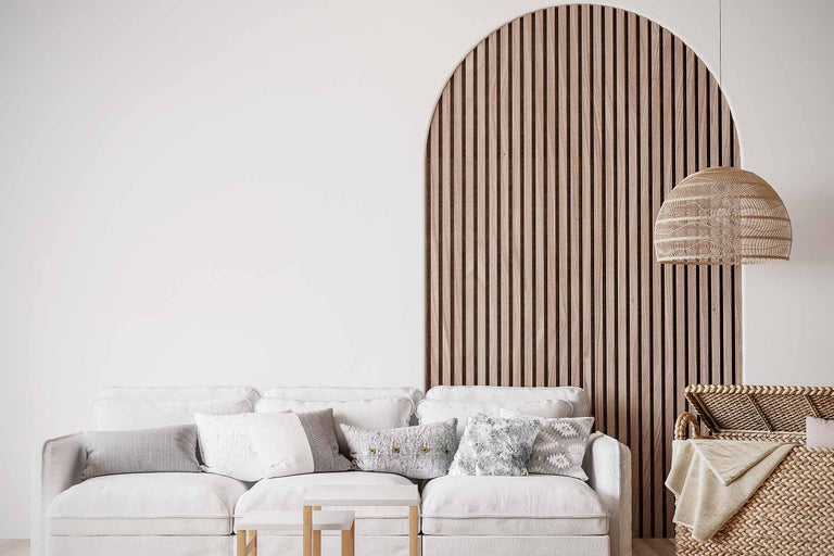 Salon avec canapé, table basse, lampe et lambris en forme d'arche