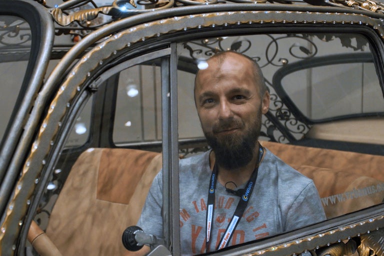 Un homme est assis dans une voiture décorée.