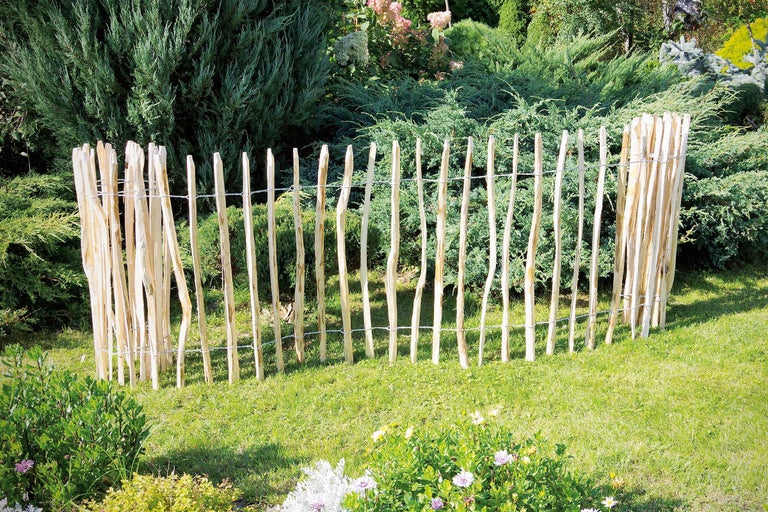Holzzaun im Garten
