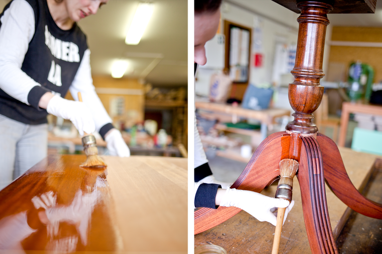 Zwei Bilder zeigen, wie eine Person Holzmöbel lackiert. Die Person trägt dabei Handschuhe.
