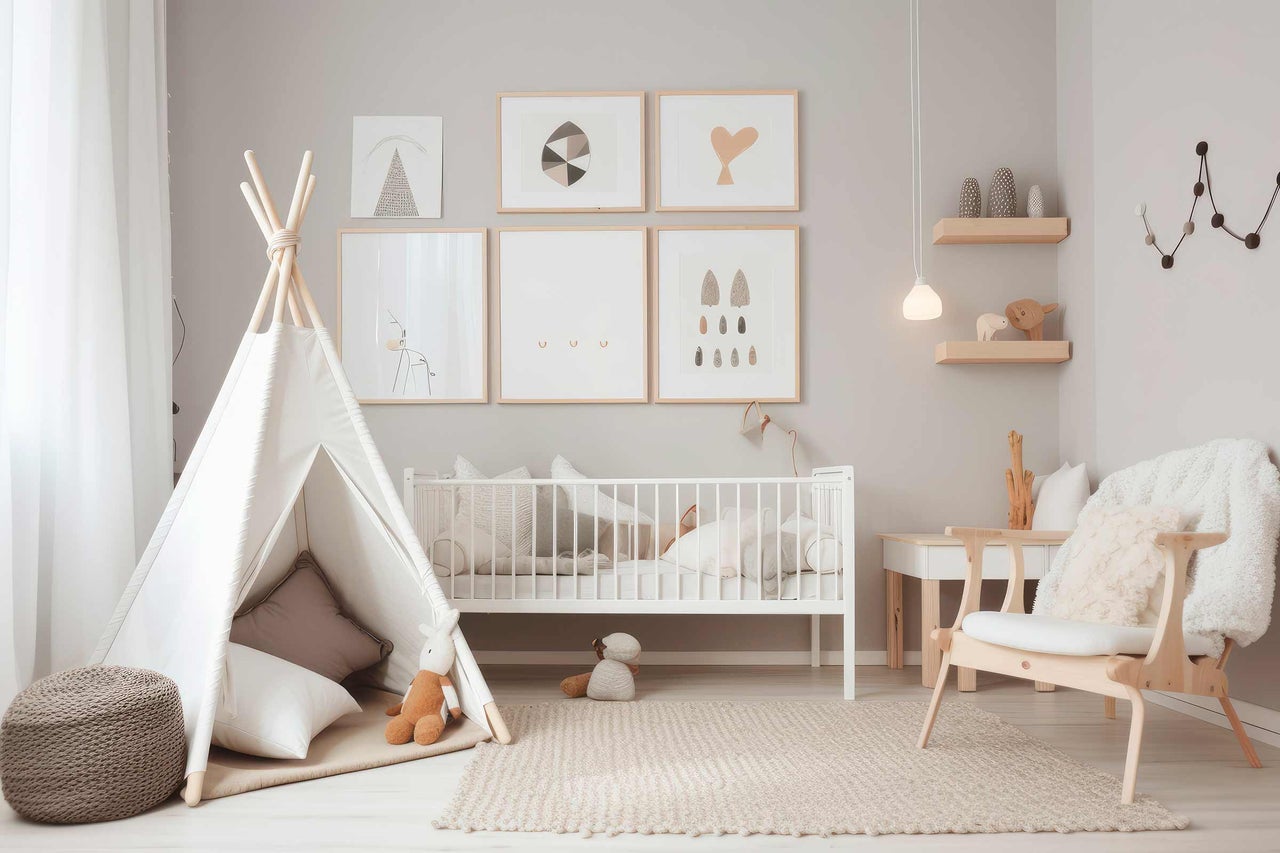 Chambre d'enfant avec tente de jeu, lit d'enfant, chaise en bois et tapis