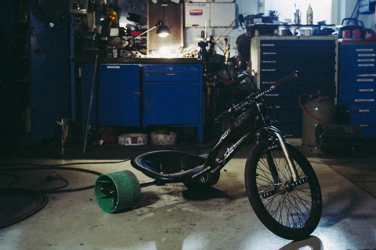 Drift Trike in einer Werkstatt vor Werkbänken und Werkzeugschränken