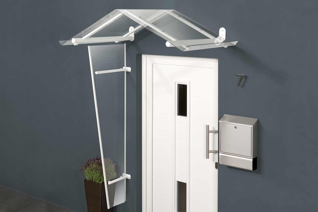 Zone d'entrée avec porte d'entrée, boîte aux lettres, auvent et pare-vent
