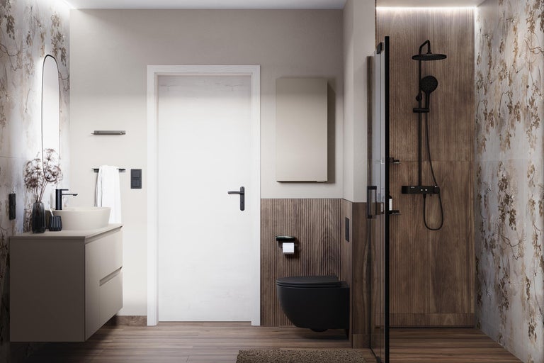 Helles Badezimmer mit Waschtisch, Toilette und Dusche