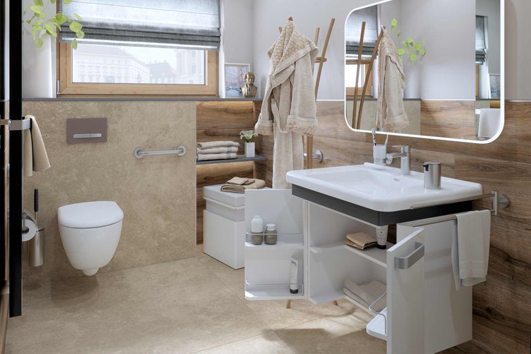 Salle de bain avec WC suspendu, lavabo avec meuble sous-lavabo et étagères