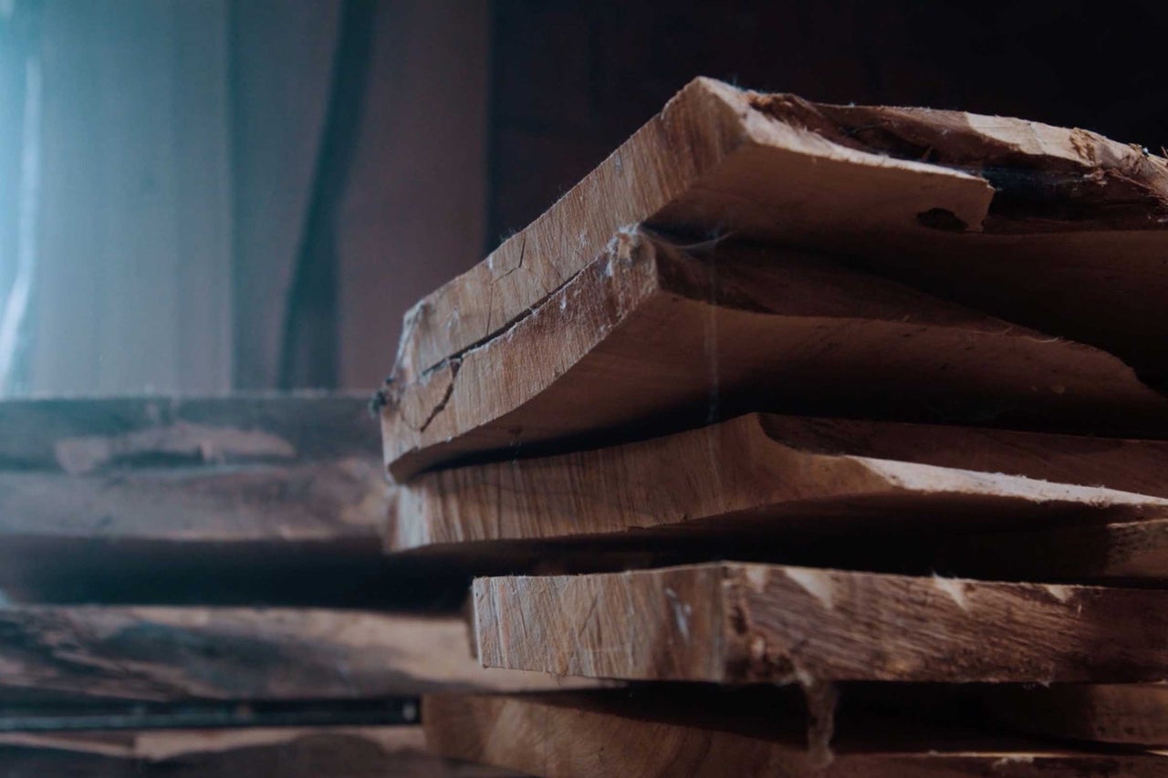 Pile de planches de bois brut