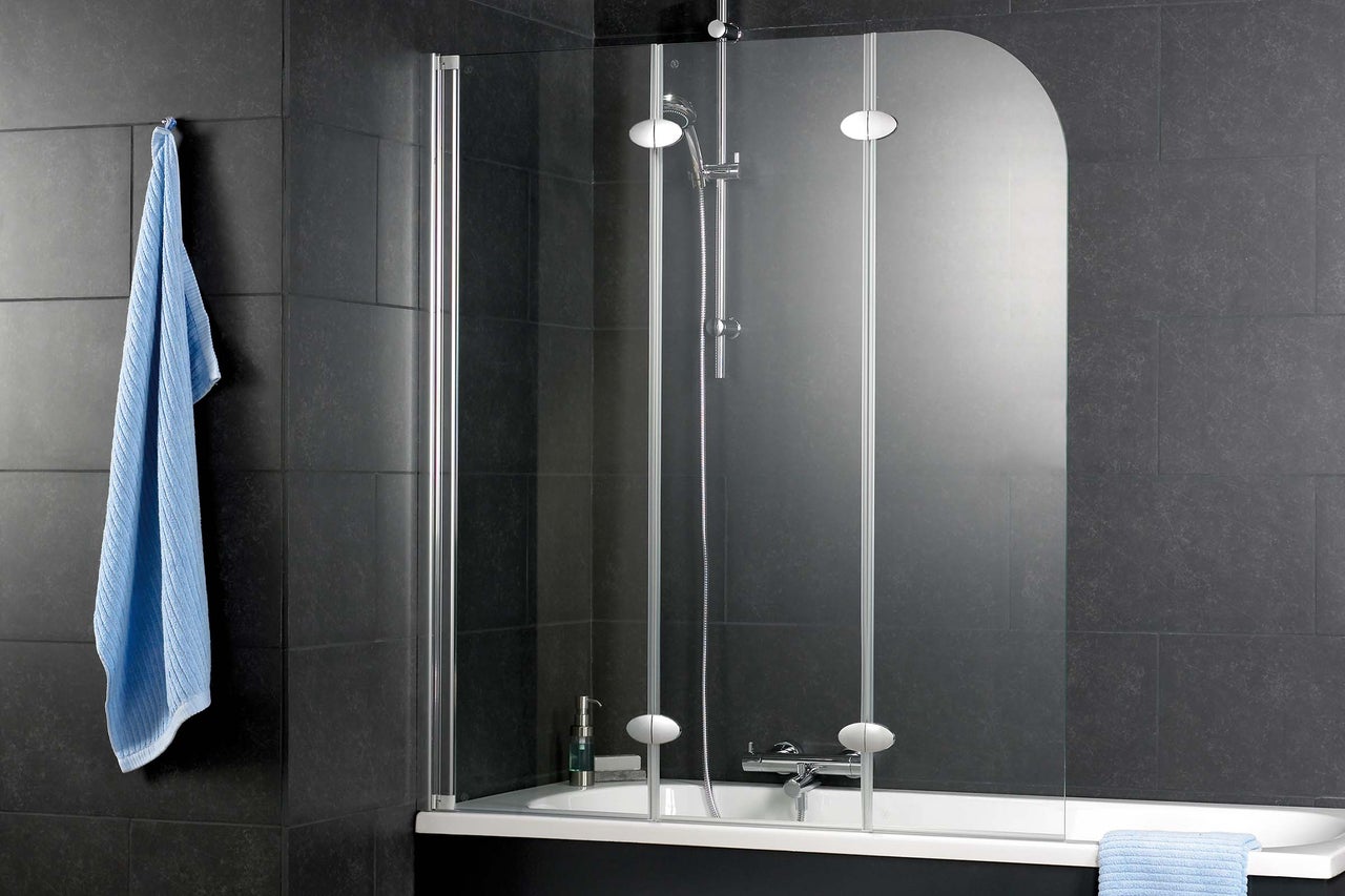 Badewannenaufsatz aus Glas mit Handtuchhaltern im Badezimmer