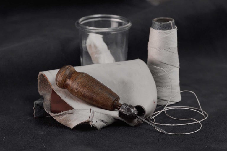 Ahle mit Holzgriff, Leder und Garnrolle