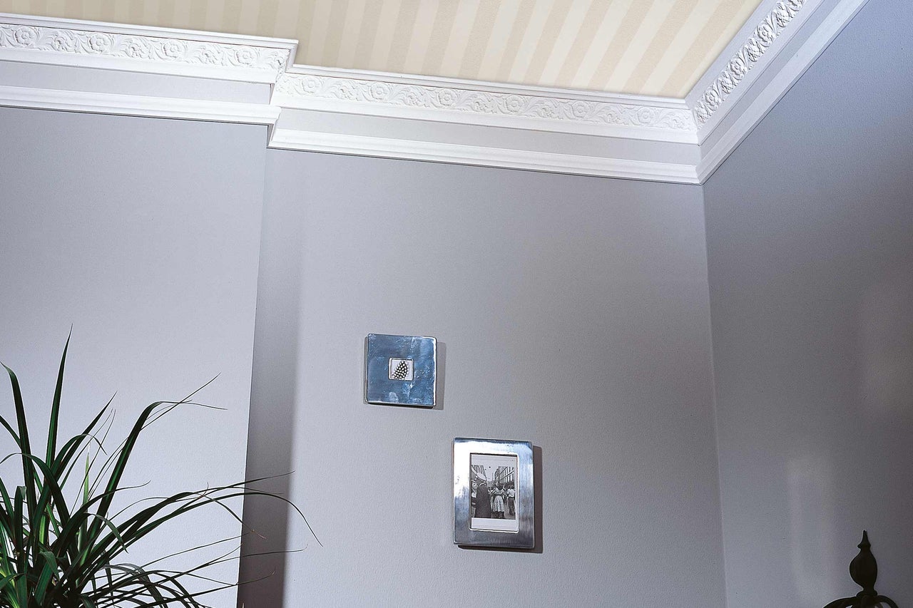 Raumecke mit Zierleisten an Wand und Decke