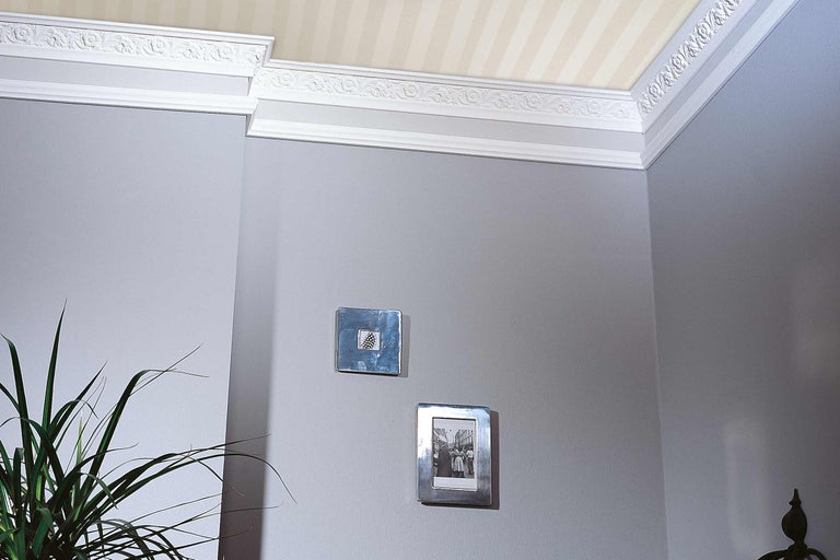 Coin de pièce avec moulures décoratives sur le mur et le plafond