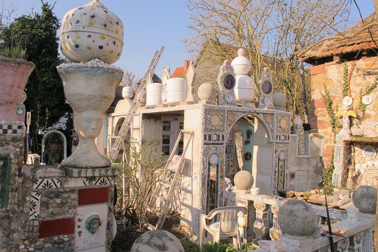 Architecture de jardin décorative avec statues et mosaïques