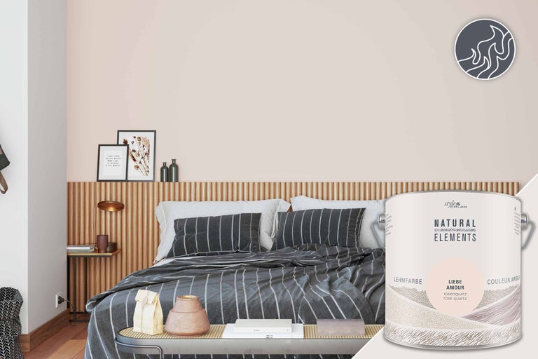 Chambre avec lit et pot de peinture à l'argile