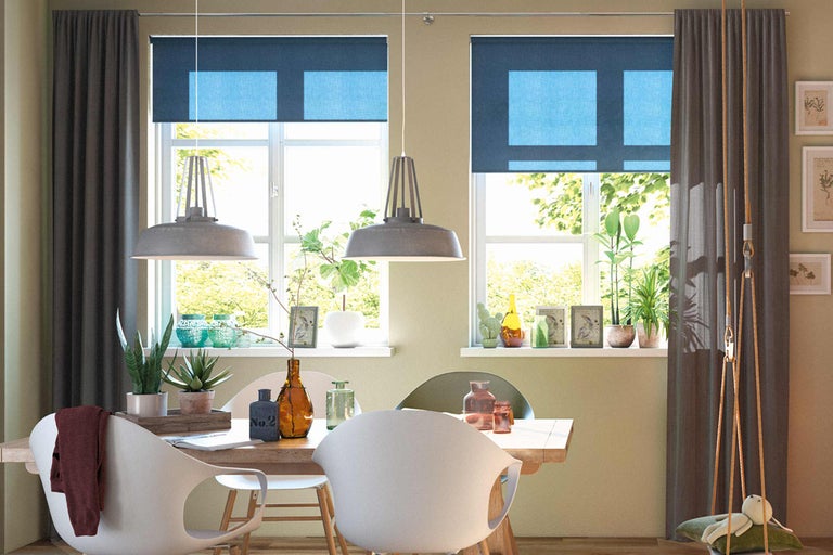 Esszimmer mit Esstisch, Stühlen, Fenster mit Rollos und Vorhängen