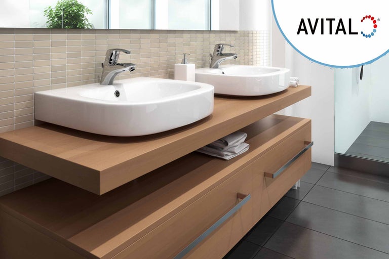 Salle de bains moderne avec double vasque et meuble sous-vasque en bois