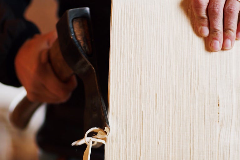 Rabot travaillant une planche de bois