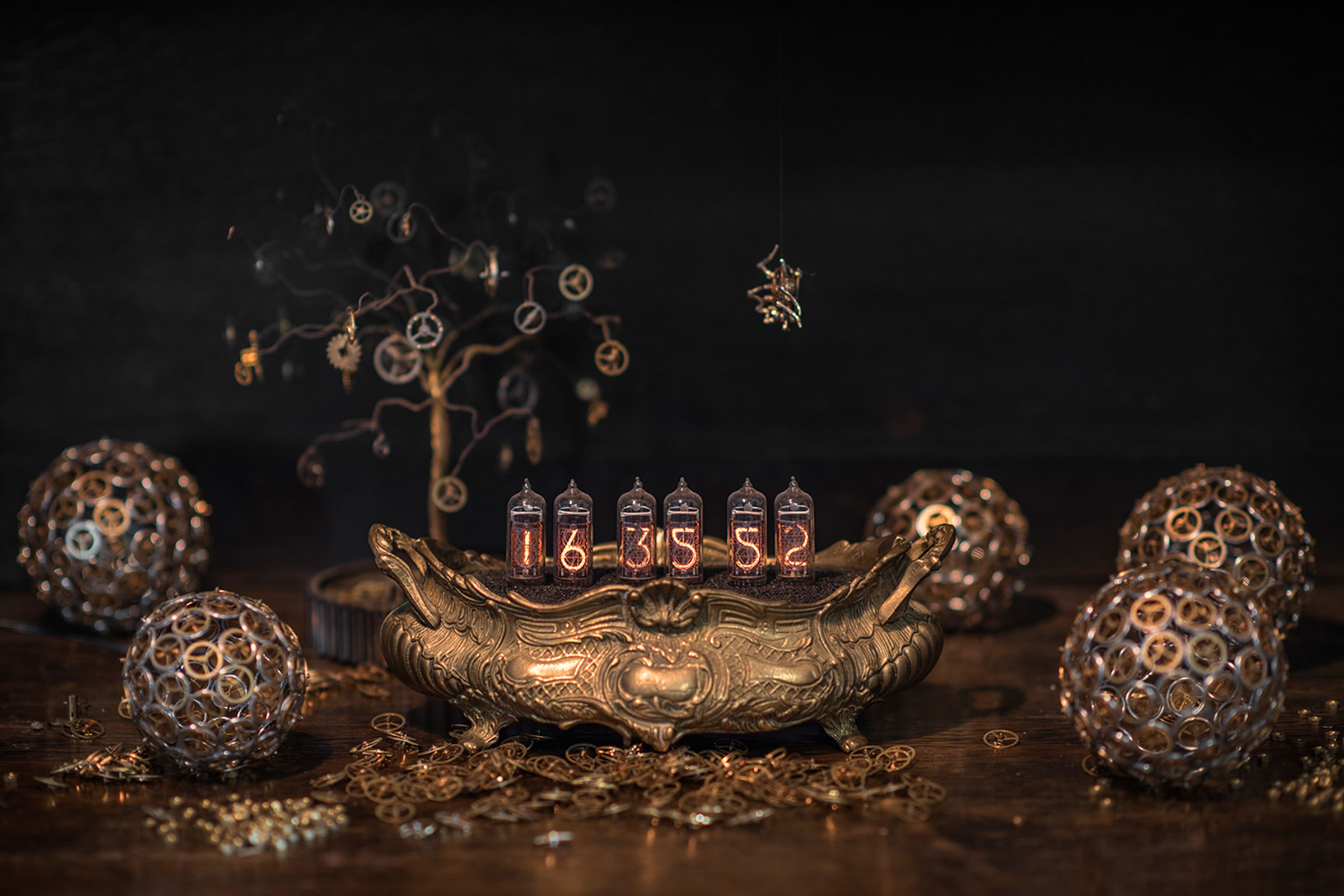 Scène steampunk décorative avec horloge à tube Nixie, boules d'engrenages et arbre d'engrenages