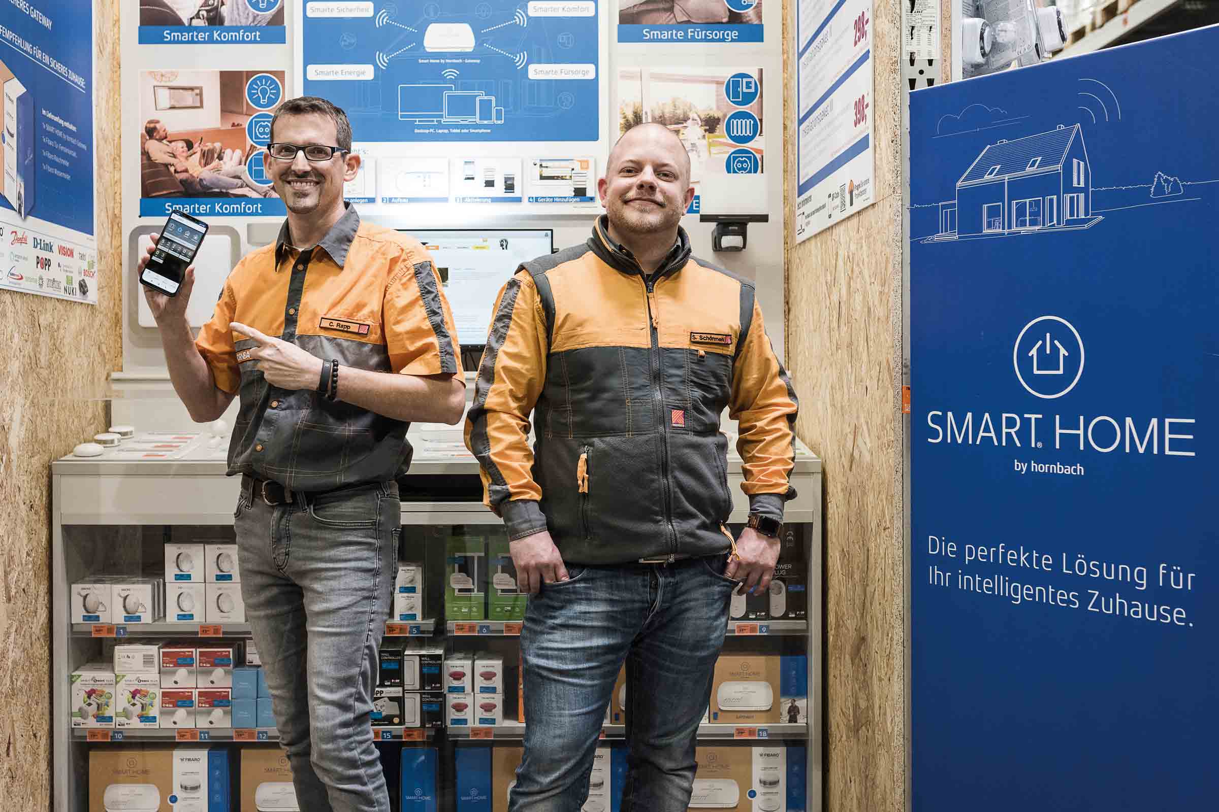 Deux employés de Hornbach présentent des produits Smart Home.