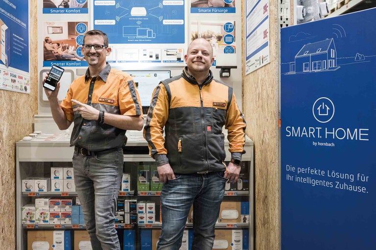 Deux employés de Hornbach présentent des produits Smart Home.