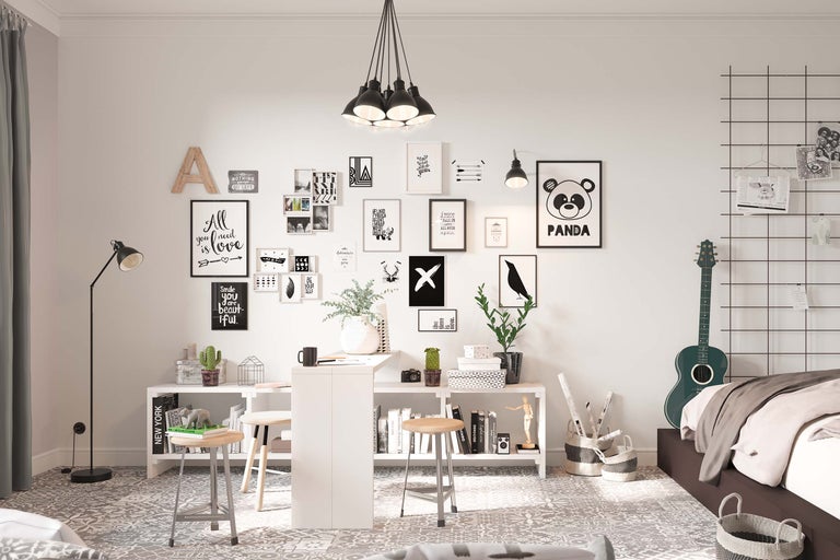Pièce lumineuse avec bureau, chaises, décoration murale et guitare