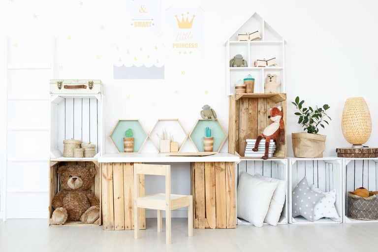 Salle de jeux pour enfants avec bureau en caisses en bois, chaise en bois et décorations