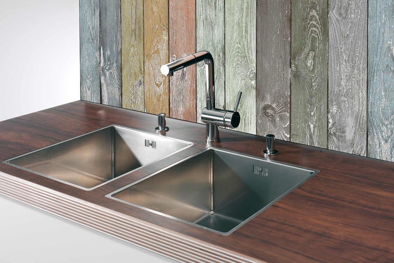 Double évier en acier inoxydable avec robinet sur plan de travail en bois