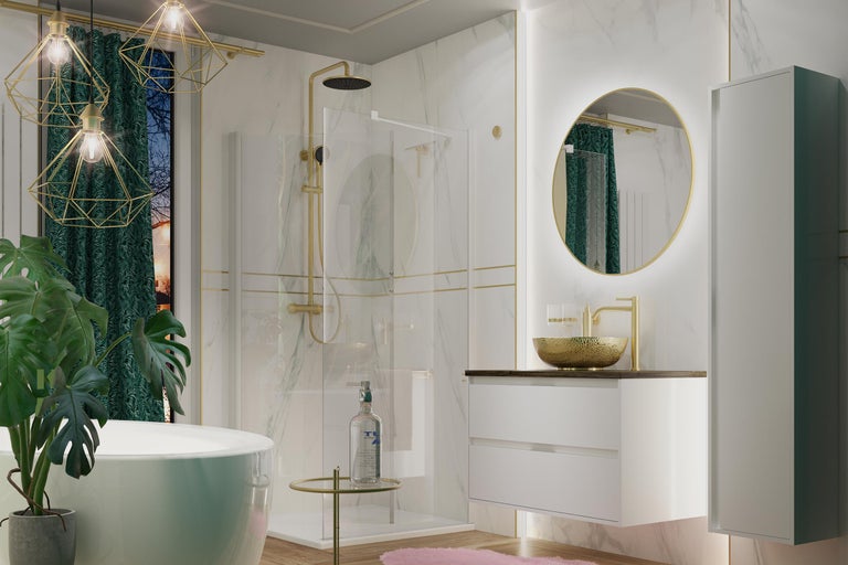 Helles Badezimmer mit Badewanne, Dusche, Waschtisch, Spiegel und Dekorationen für ein modernes Ambiente