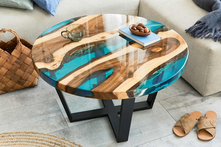 Table basse ronde avec plateau en bois, résine époxy et cadre en métal noir